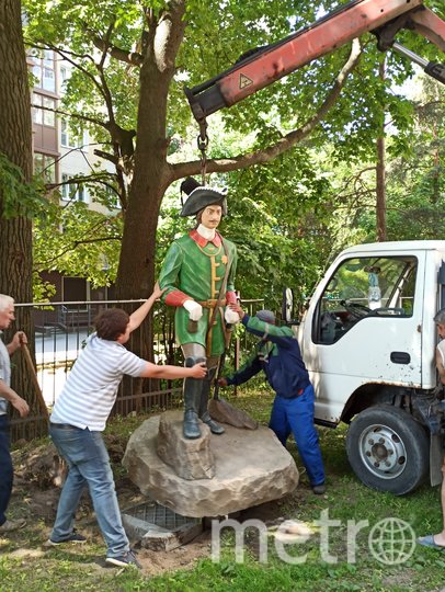 Скандальный памятник Петру I в Коломягах 'переехал' во двор из-за жалоб жильцов