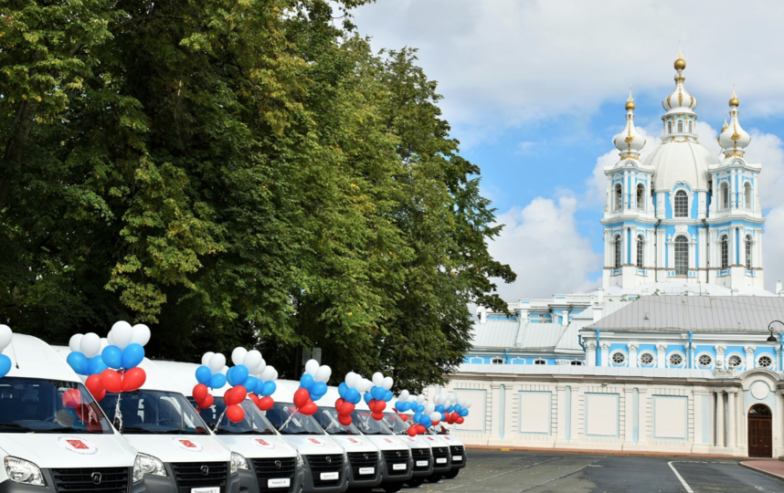 В Петербурге многодетные семьи получили ключи от микроавтобусов