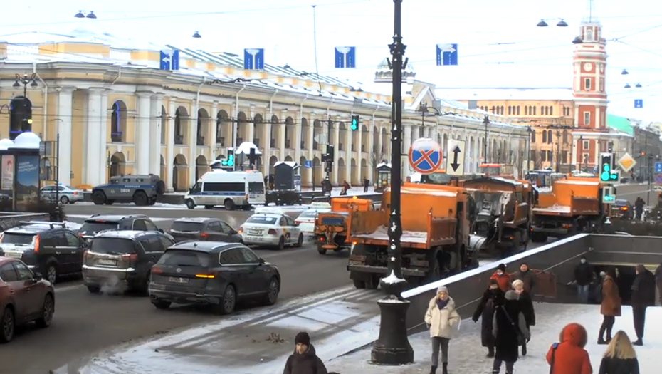 В центре Петербурга снова заметили снегоуборочную технику и машины Росгвардии: что там происходит сейчас