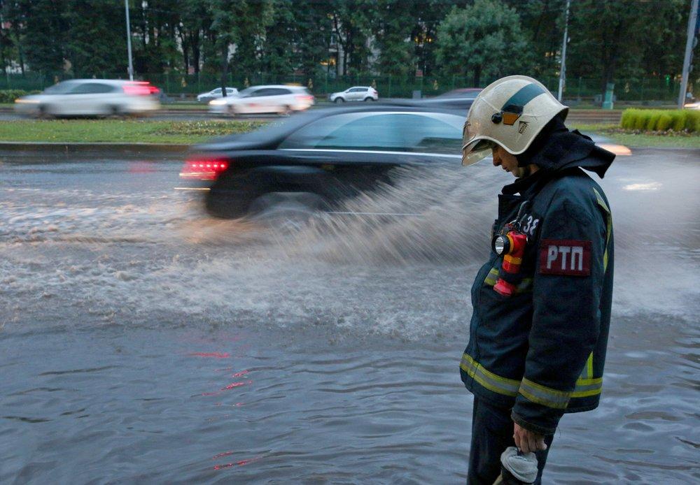 На Москву вылилось море. В соцсетях обсуждают 'грозу столетия' и показывают, как всё затопило