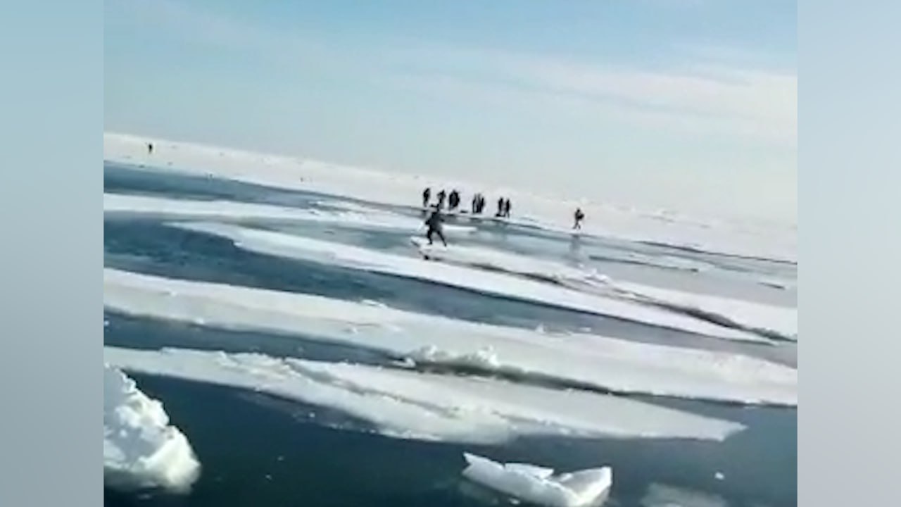 На Сахалине 12 рыбаков и краболовов уносит в море на оторвавшейся от берега льдине