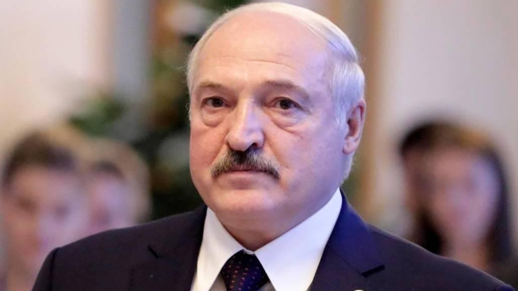 Лукашенко твёрдо решил приехать в Москву на День Победы, несмотря на коронавирус