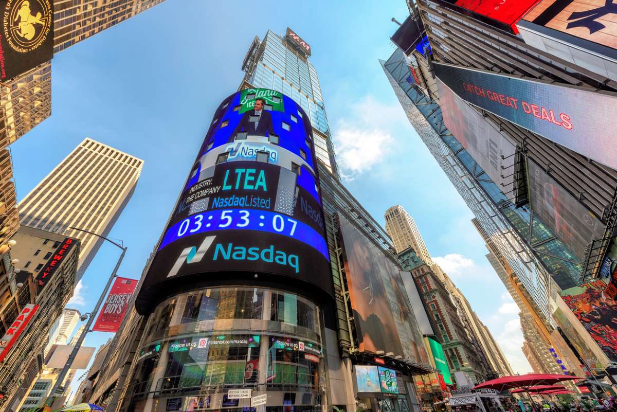 Nasdaq потребует от компаний ввести в совет директоров как минимум одну женщину и одного представителя меньшинств