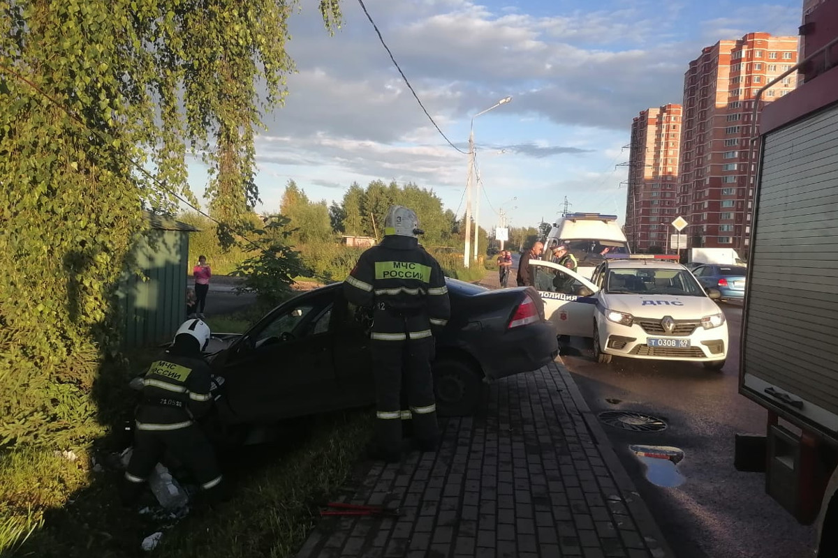 За несколько часов два автомобиля в Твери протаранили фонарные столбы