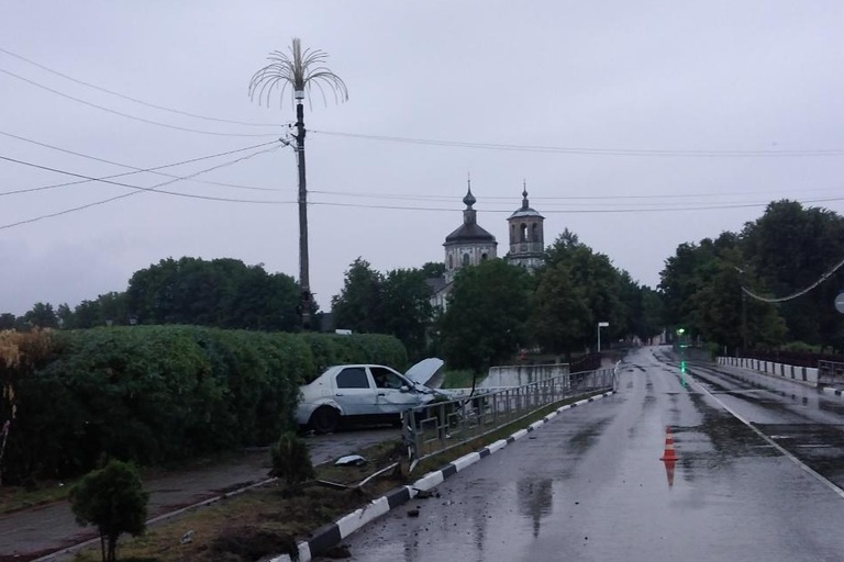 В Тверской области пьяный водитель протаранил металлическое ограждение