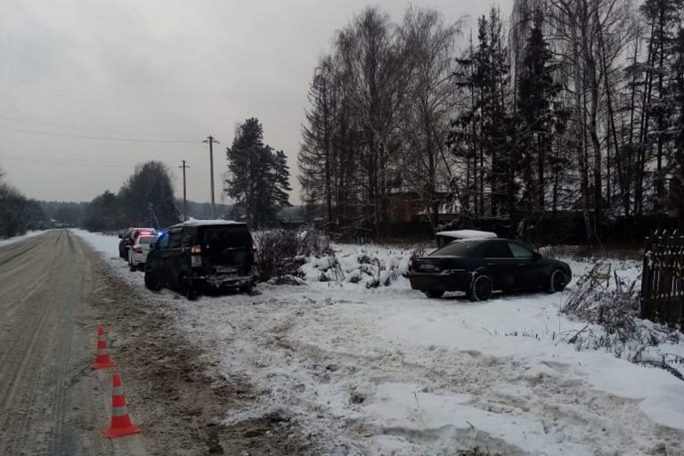 В Калининском районе легковушка протаранила стоящий автомобиль