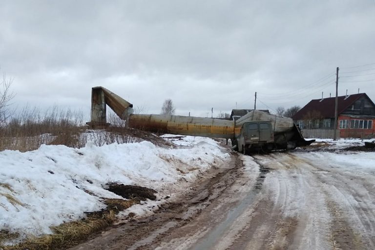 Водонапорная башня рухнула на машину в Тверской области