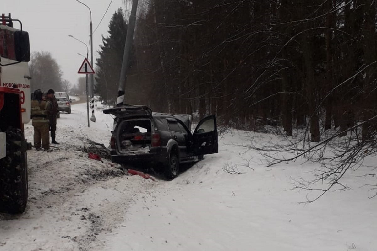 Водитель SsangYong погиб, врезавшись в световую опору в Конаковском районе