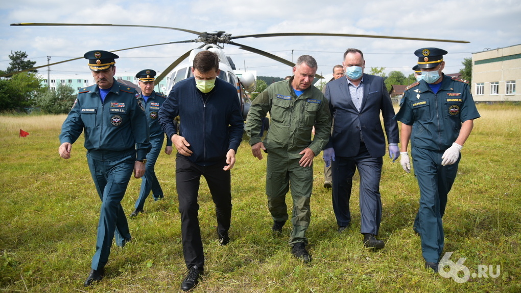 Министр МЧС Евгений Зиничев осмотрел затопленные Нижние Серги и похвалил всех за работу