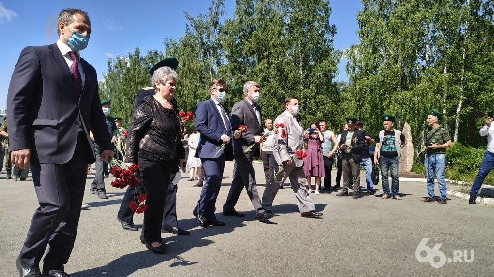 В ЦПКиО массово отмечают День пограничника, вопреки просьбам и запретам. Фоторепортаж