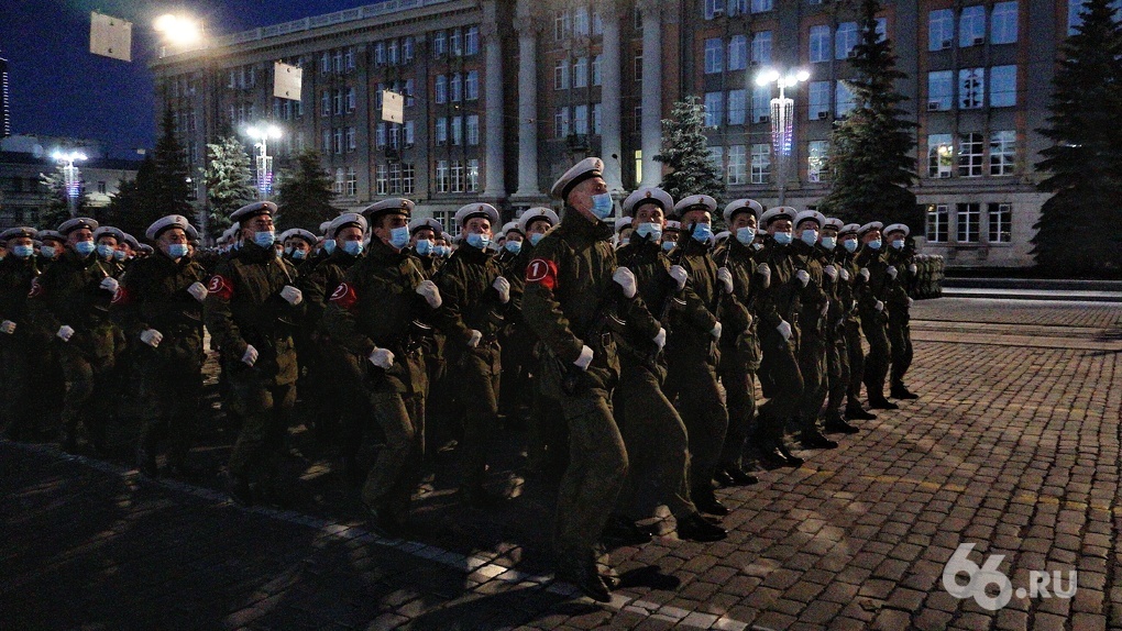 Военные отрепетировали Парад Победы, который губернатор готовится отменить