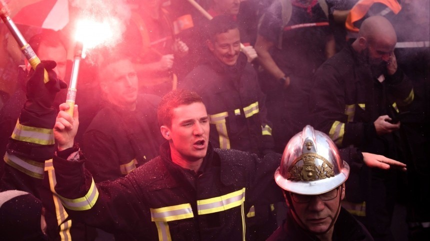 Видео: пожарные устроили массовую драку с полицией в Париже