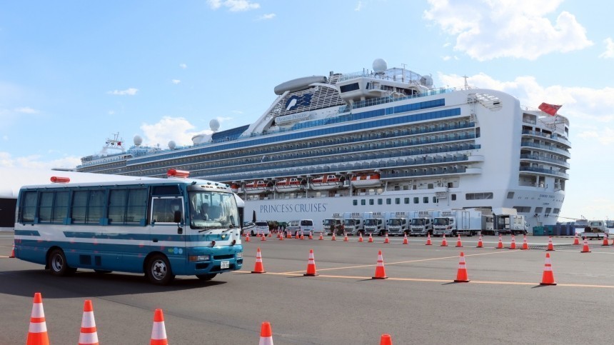 Пассажиры Diamond Princess в Японии покидают борт судна