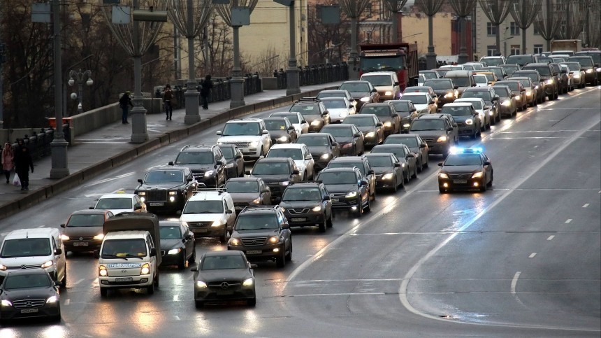 За экологию — против автомобилистов: владельцев старых авто не будут пускать в центр больших городов