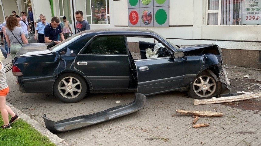 Полицейский въехал в толпу прохожих в Воронеже — видео