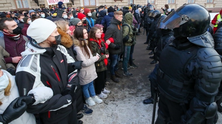 Девочка потерялась в ходе незаконной акции в Петербурге — видео