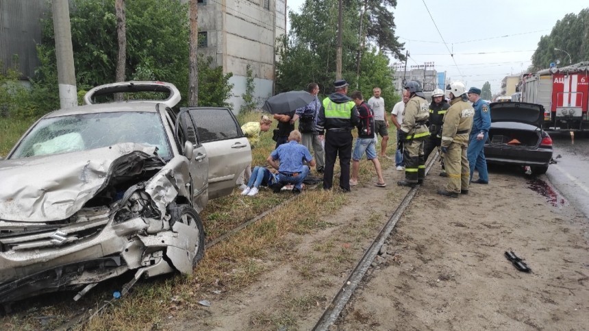 «Танцующая» автоледи устроила жесткое ДТП в Липецке. Пострадал ребенок — видео