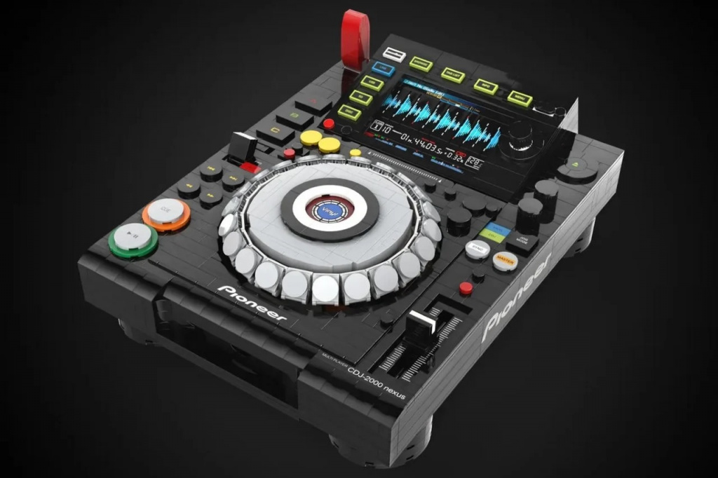 Легендарную вертушку Pioneer CDJ превратили в шикарный набор LEGO