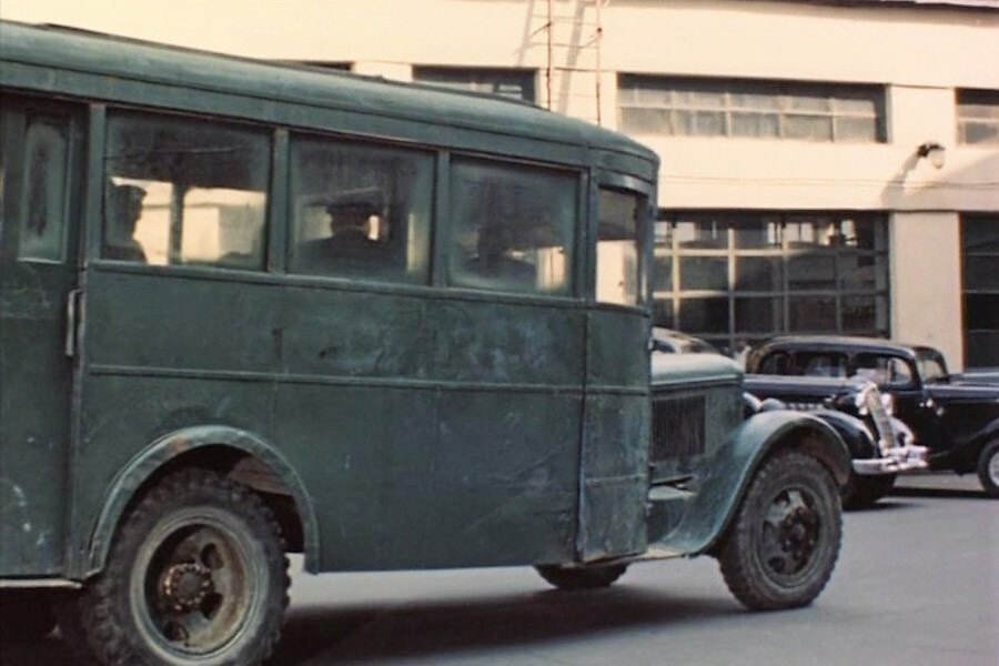 С автобусом из “Место встречи изменить нельзя” связана загадка: в нём что-то не так