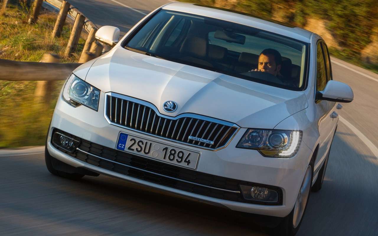 Без поворотников: в России отзывают 6000 Skoda Superb