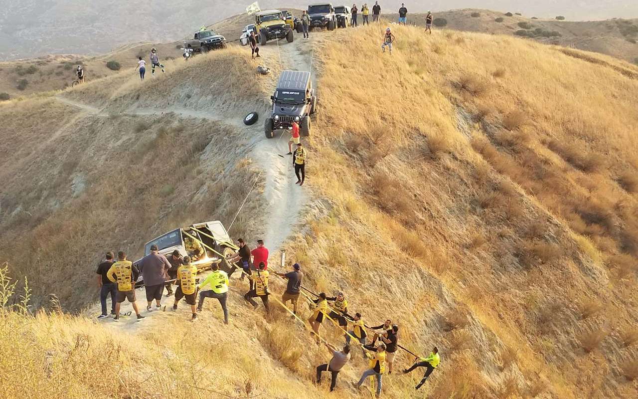 Повисший на гребне Jeep спасли. Руками и канатами